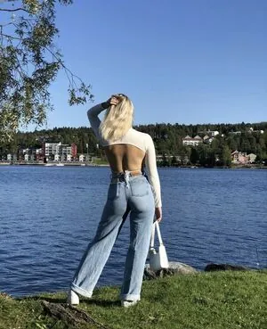 Arielle Burström content