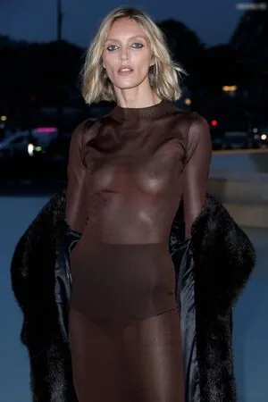 Anja Rubik content