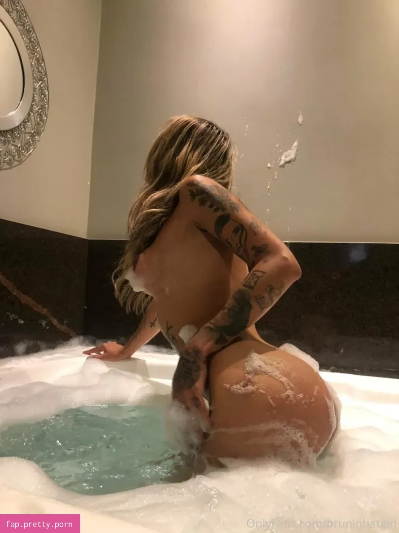 bruninhatgirl - Photo #02