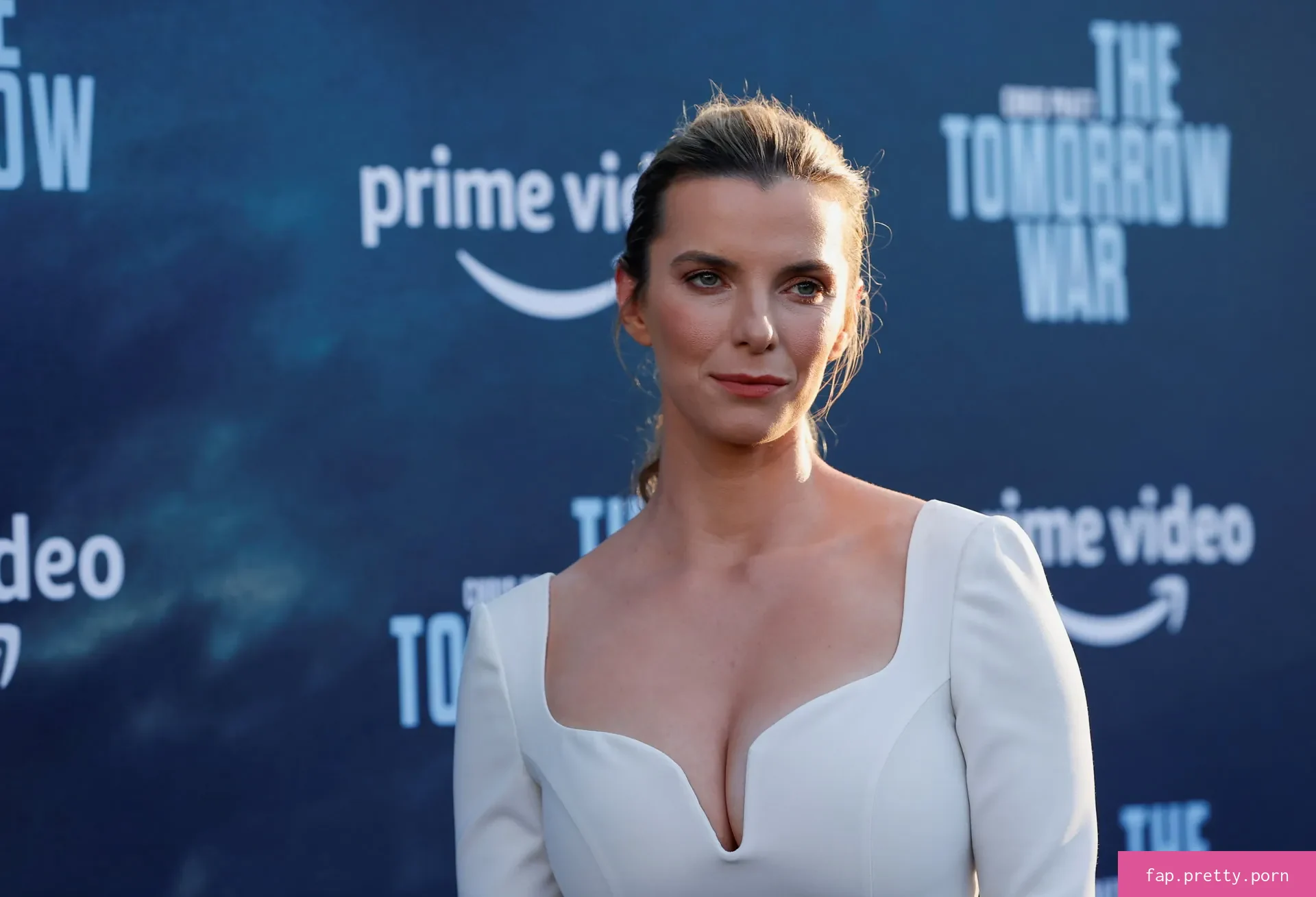 Betty Gilpin - Photo #26