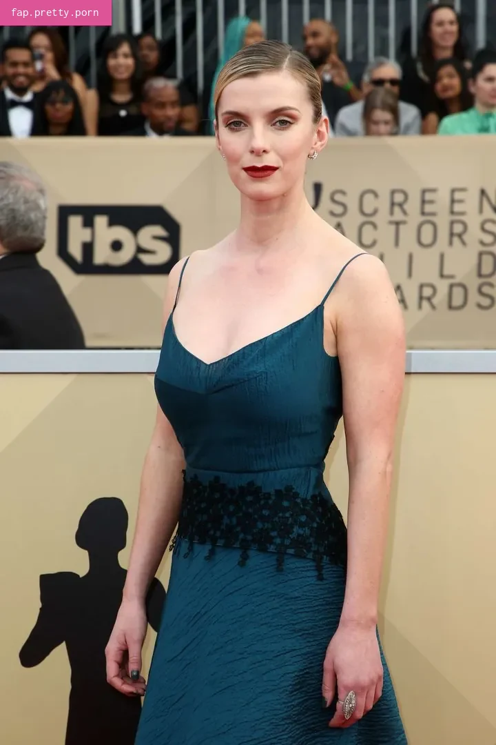 Betty Gilpin - Photo #35