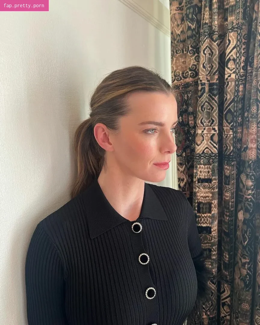 Betty Gilpin - Photo #68