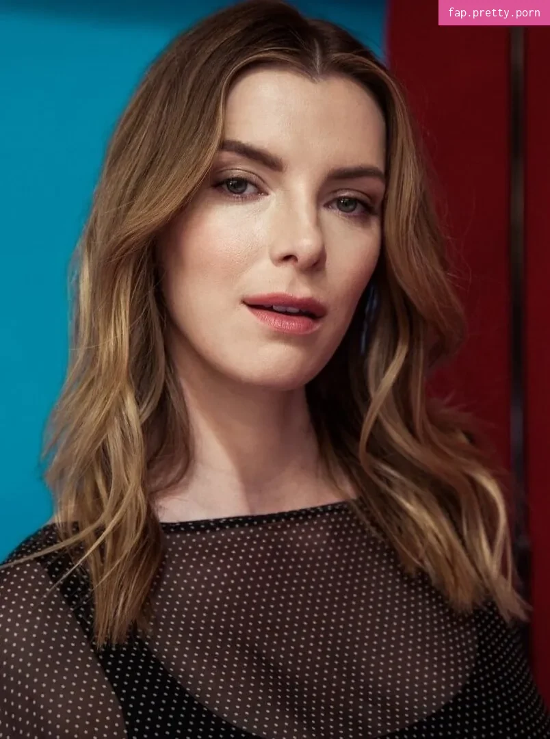 Betty Gilpin - Photo #03