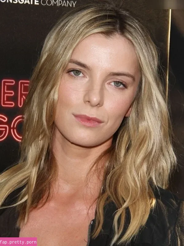 Betty Gilpin - Photo #05