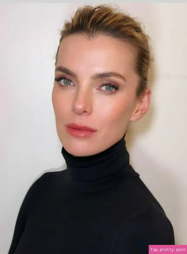 Betty Gilpin - Photo #66