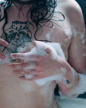 BluntedLipGloss content