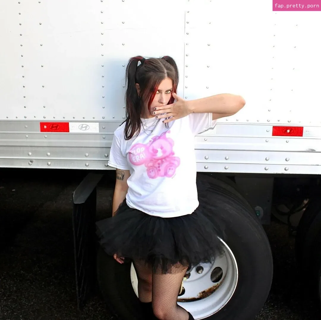 Carly McLellan - Photo #05