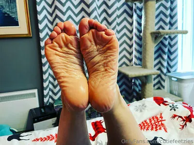 cutiefeetzies content