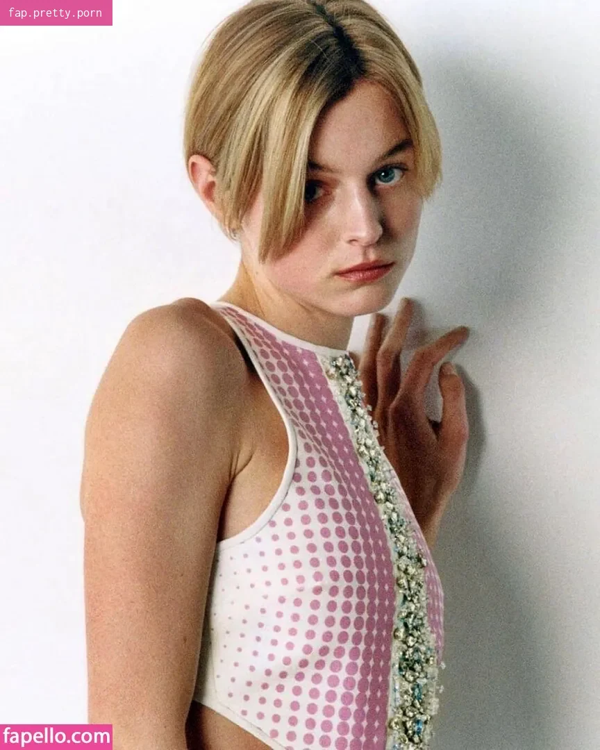 Emma Corrin - Photo #35