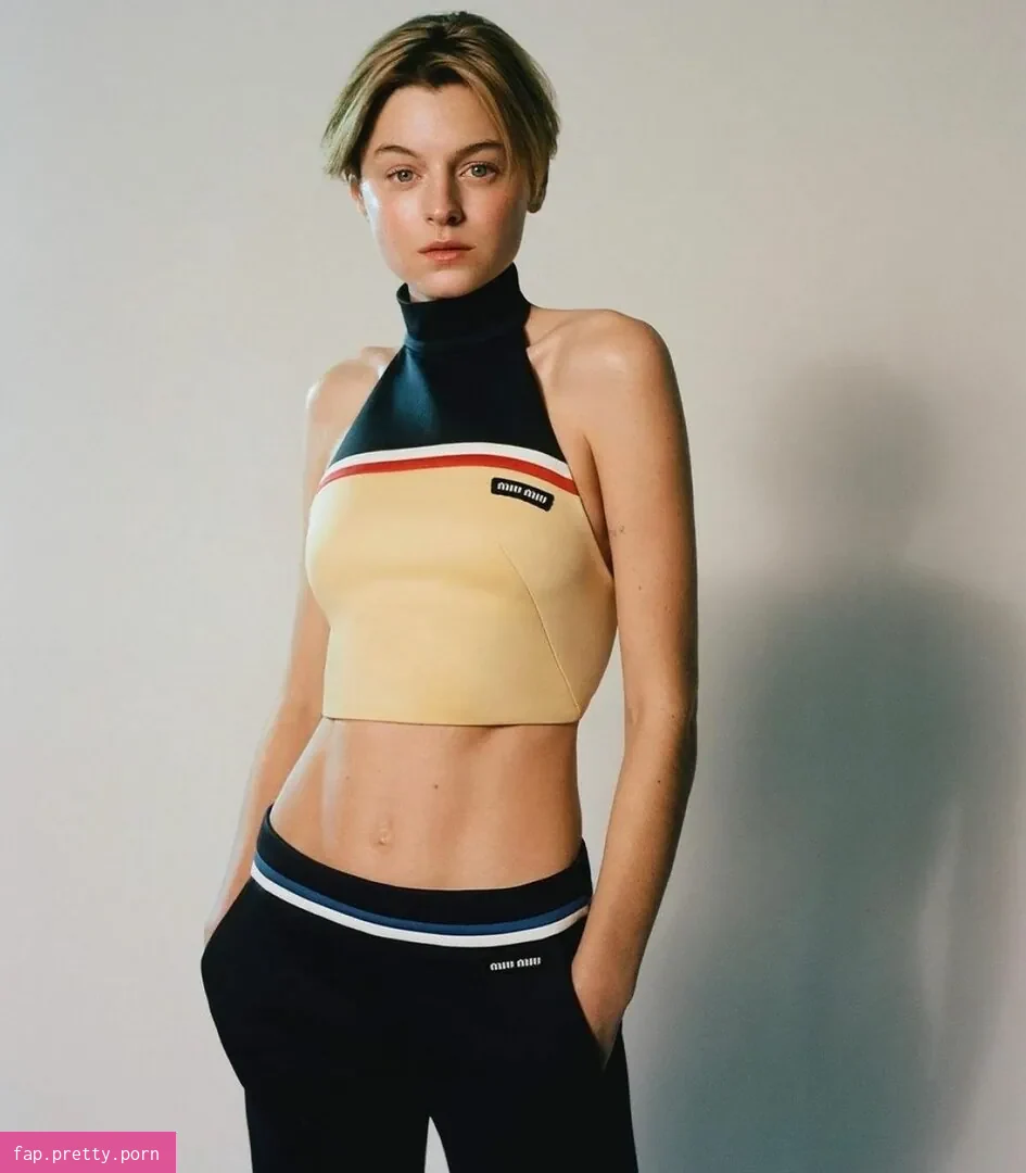 Emma Corrin - Photo #48