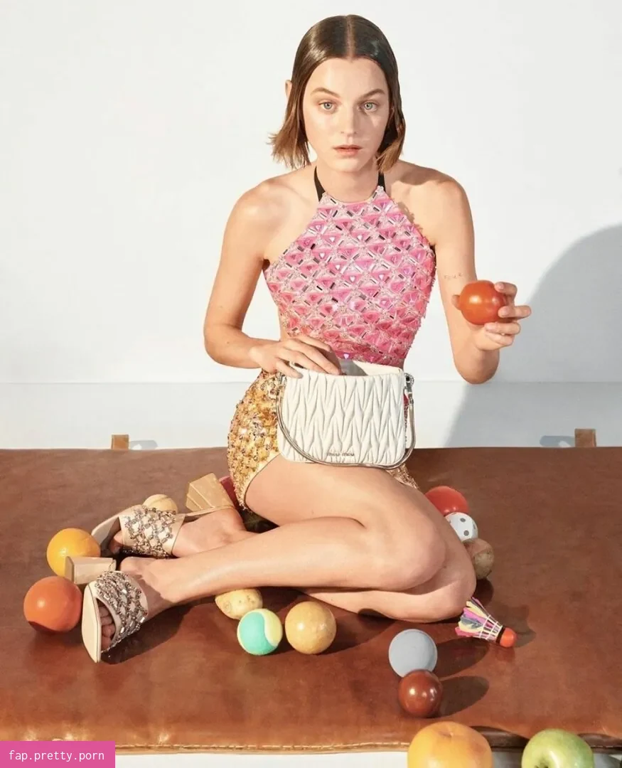 Emma Corrin - Photo #49