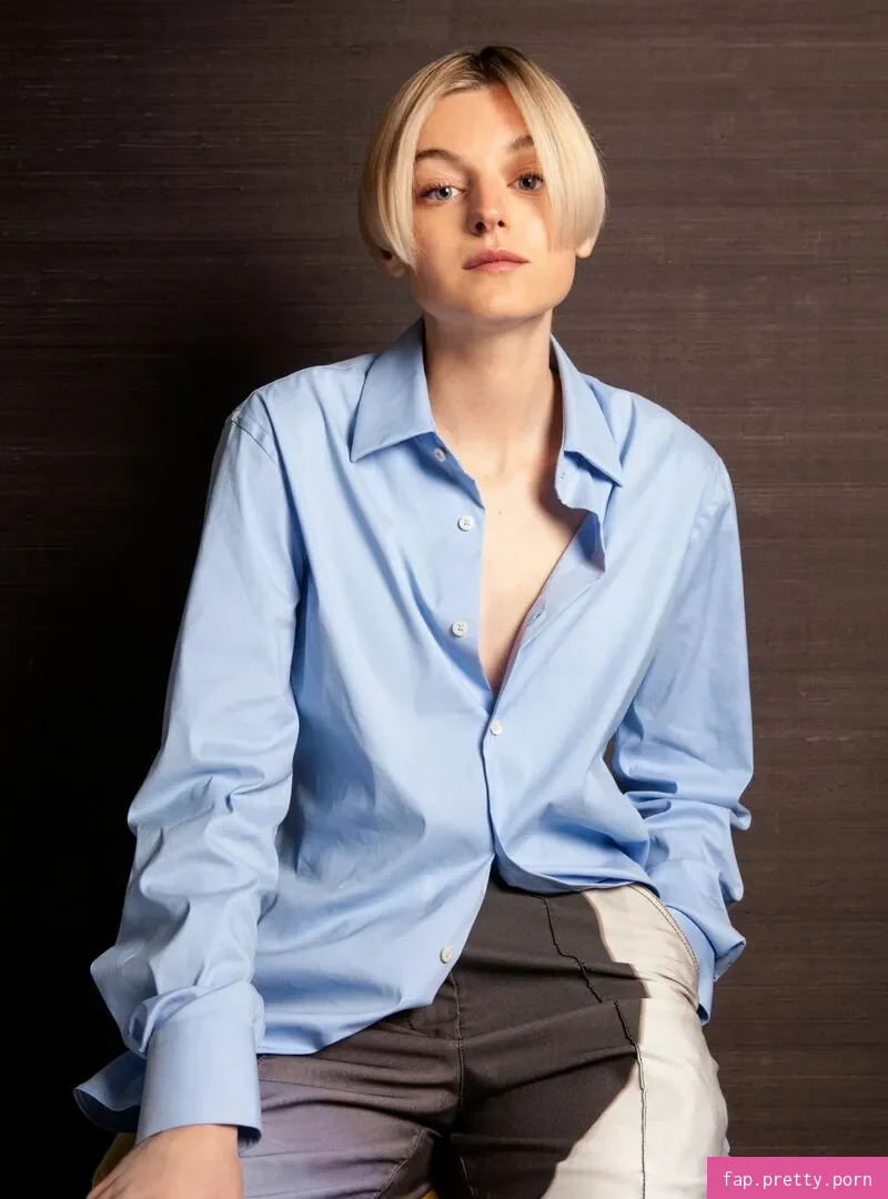 Emma Corrin - Photo #51