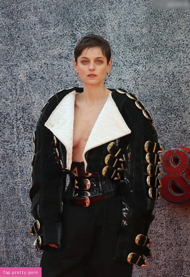 Emma Corrin - Photo #52