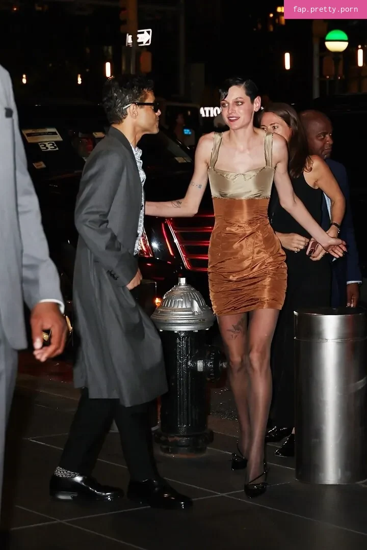 Emma Corrin - Photo #93