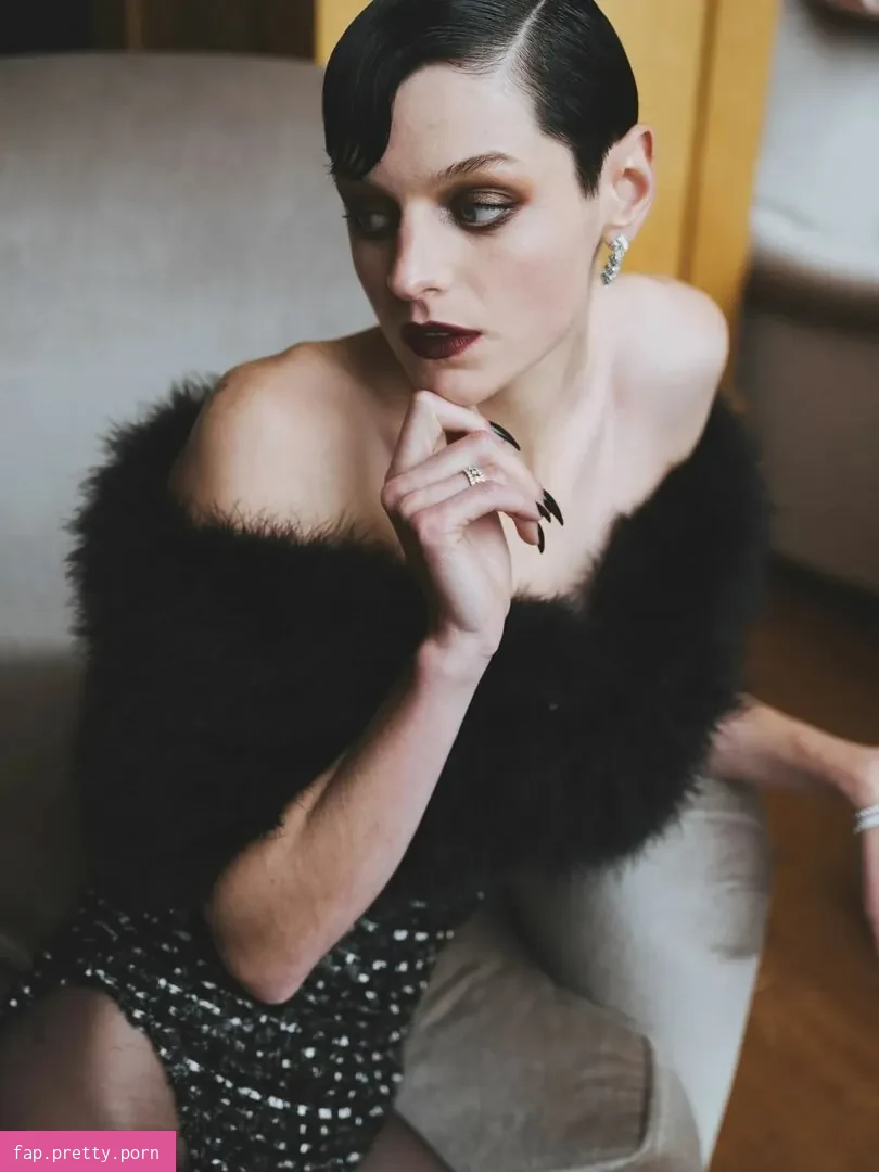 Emma Corrin - Photo #96