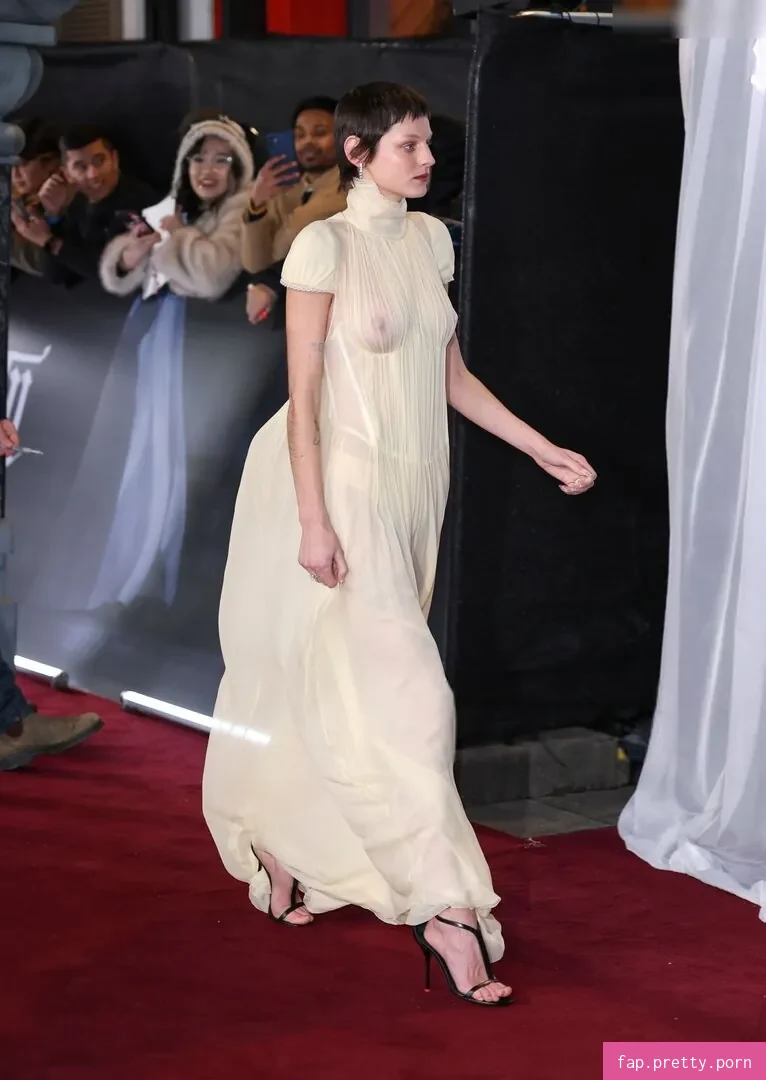 Emma Corrin - Photo #77