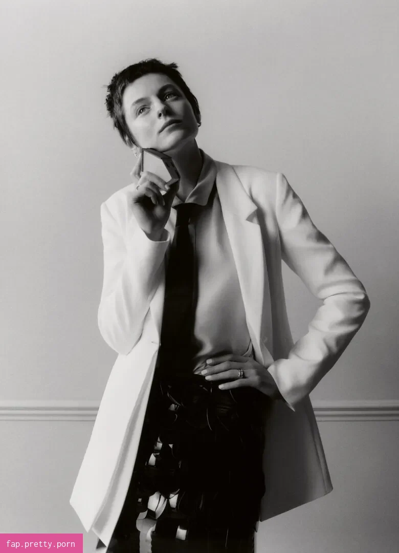 Emma Corrin - Photo #97