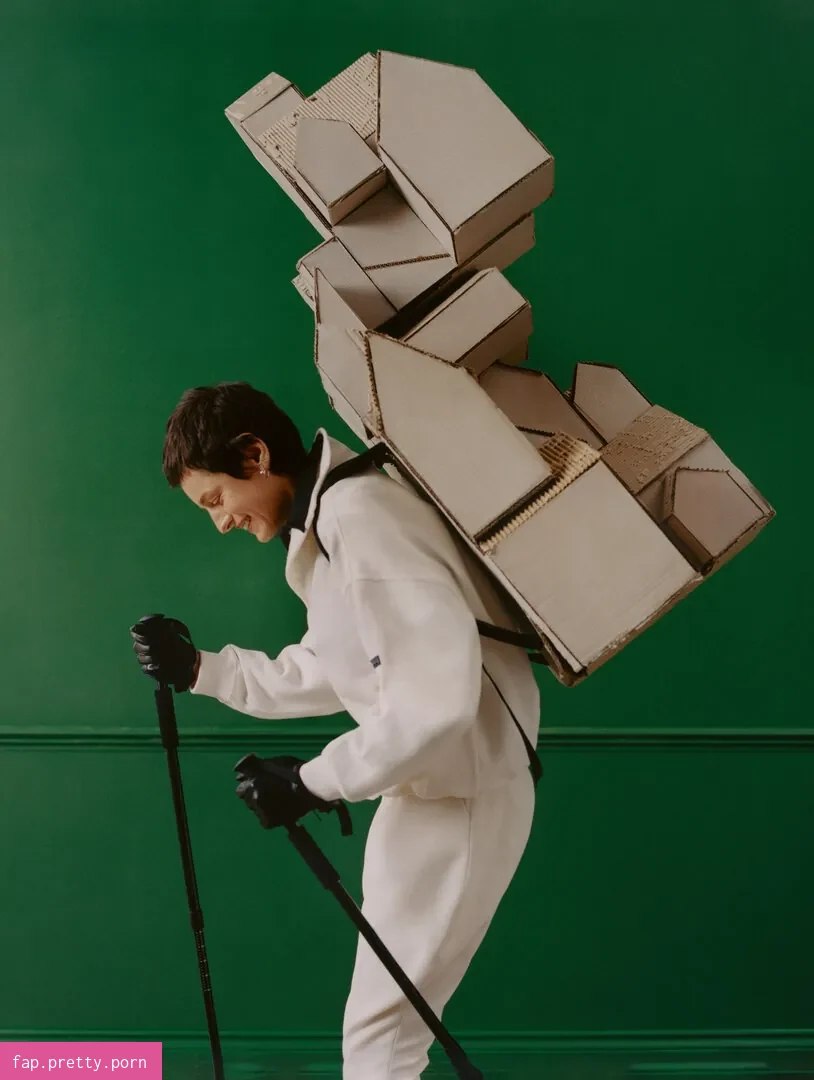 Emma Corrin - Photo #03