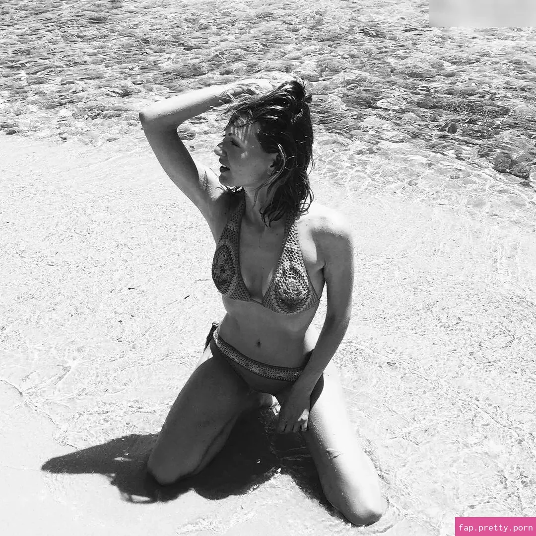 Ella Endlich - Photo #01