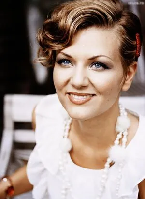 Ella Endlich content