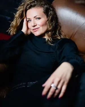 Ella Endlich content