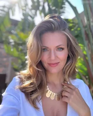 Ella Endlich content