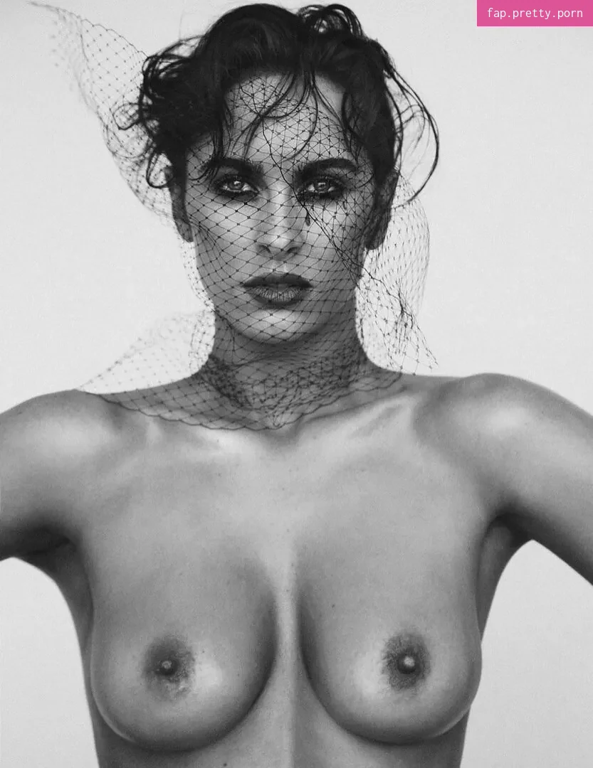 Ellie Gonsalves - Photo #10