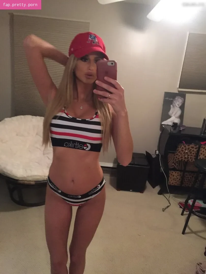 Emma Hernan - Photo #00