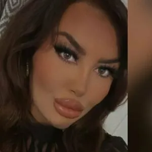ElleHutchx