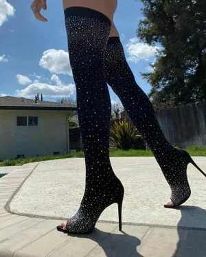 Emmily Mello content