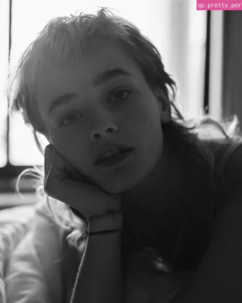 Esther McGregor - Photo #02