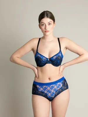 Ellie Weston content