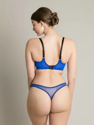 Ellie Weston content