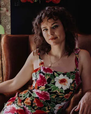 Frankie Ward content