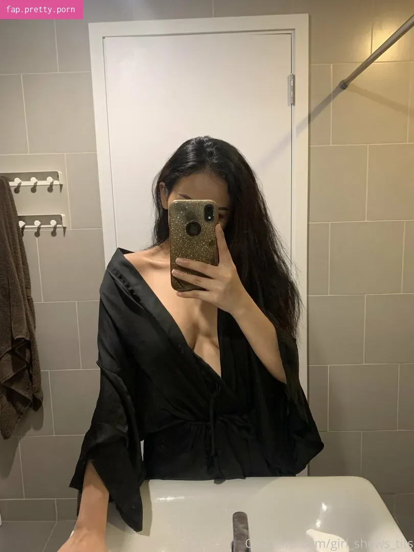 girl_shows_tits - Photo #04