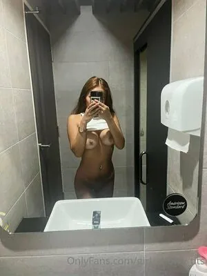 girl_shows_tits content