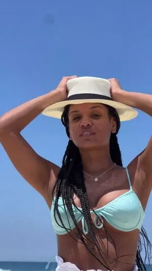 Heslaine Vieira content