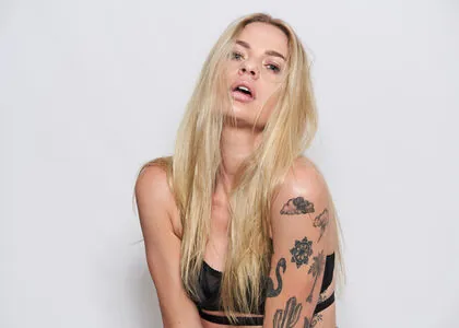 Isabella Jones content