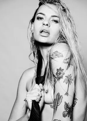 Isabella Jones content