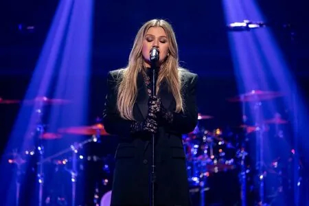 Kelly Clarkson content