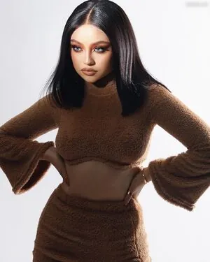 Karol Sevilla content