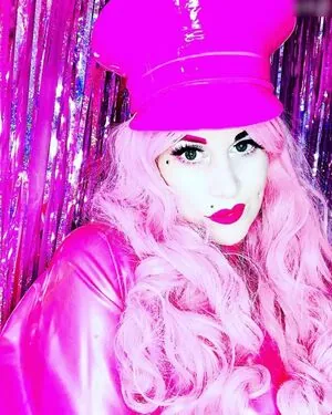 LaJenTrois - Jen Roomes content