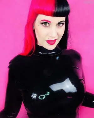 LaJenTrois - Jen Roomes content