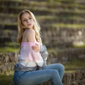 lealyferra / lea.ly content