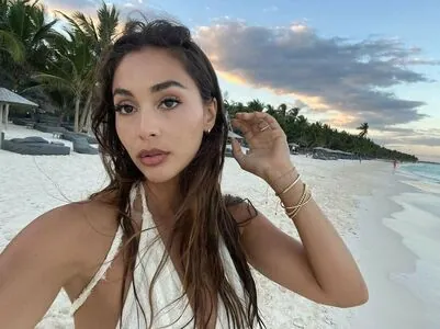 Lindsey Morgan content