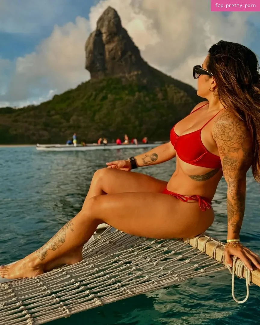 Lauana Prado content