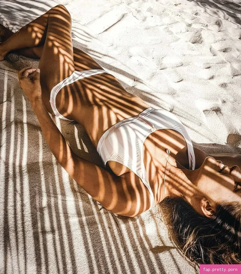 Laury Thilleman - Photo #52