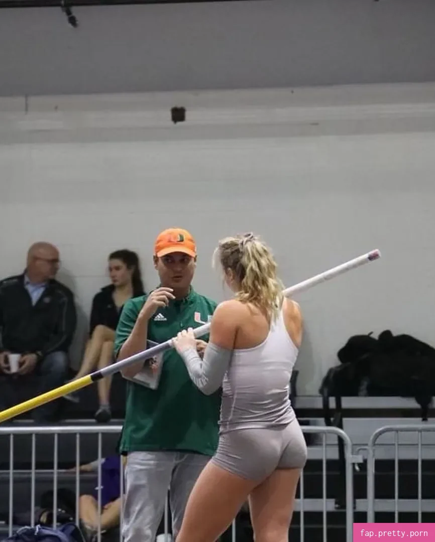 Molly Caudery - Photo #01