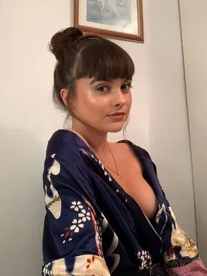 Nude De Laure content