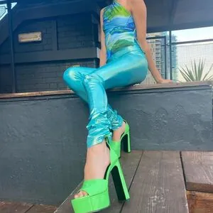 Nina Nesbitt content